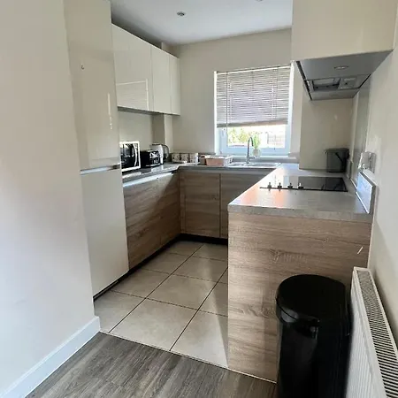 Spacious 2-Bedroom House With Free Parking Chatham  Exterior photo
