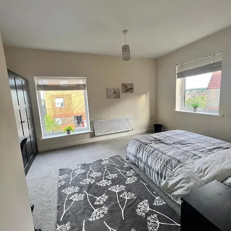 Spacious 2-Bedroom House With Free Parking Chatham  Exterior photo