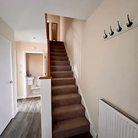 Spacious 2-Bedroom House With Free Parking Chatham  Exterior photo