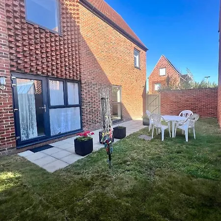 Spacious 2-Bedroom House With Free Parking Chatham  Exterior photo