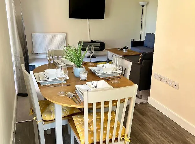 Spacious 2-Bedroom House With Free Parking