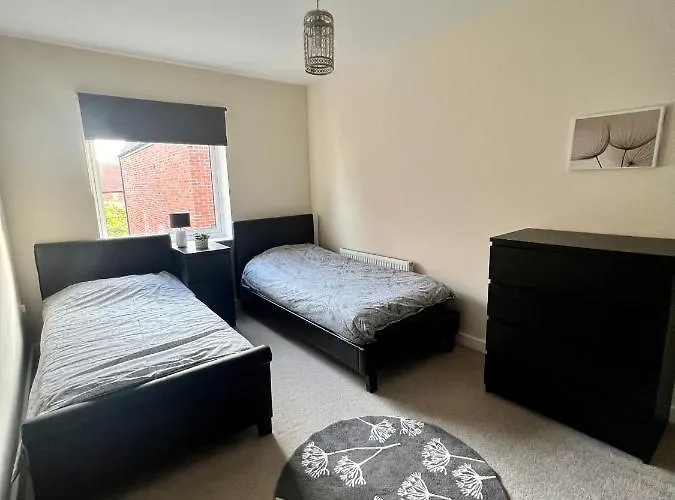 Spacious 2-Bedroom House With Free Parking
