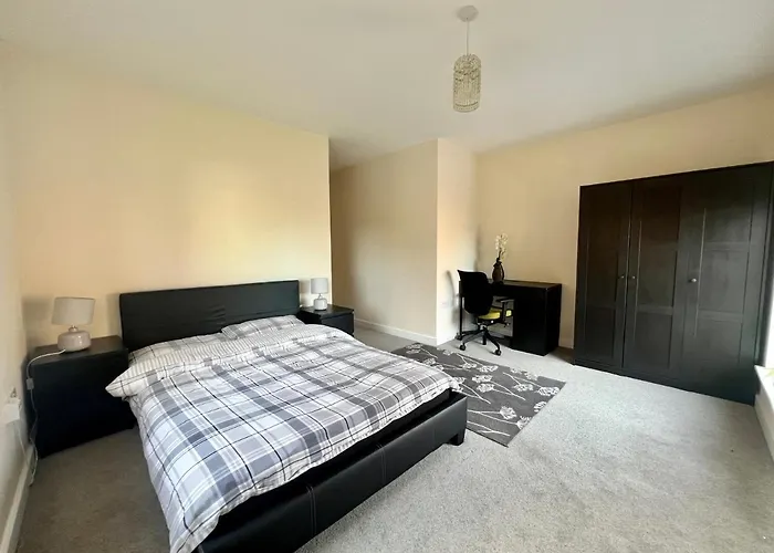Spacious 2-Bedroom House With Free Parking