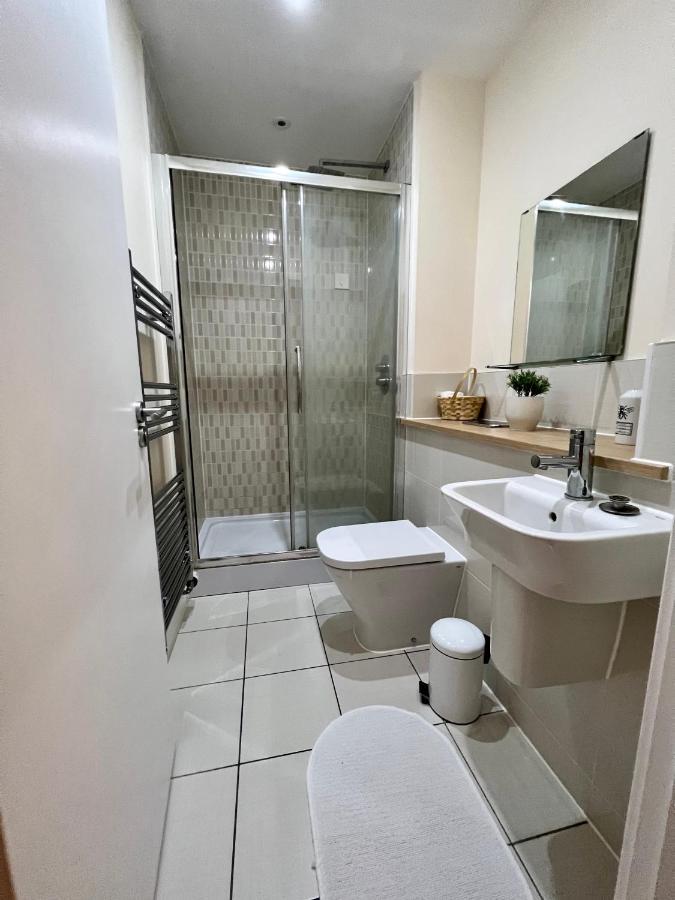 Spacious 2-bedroom House With Free Parking *