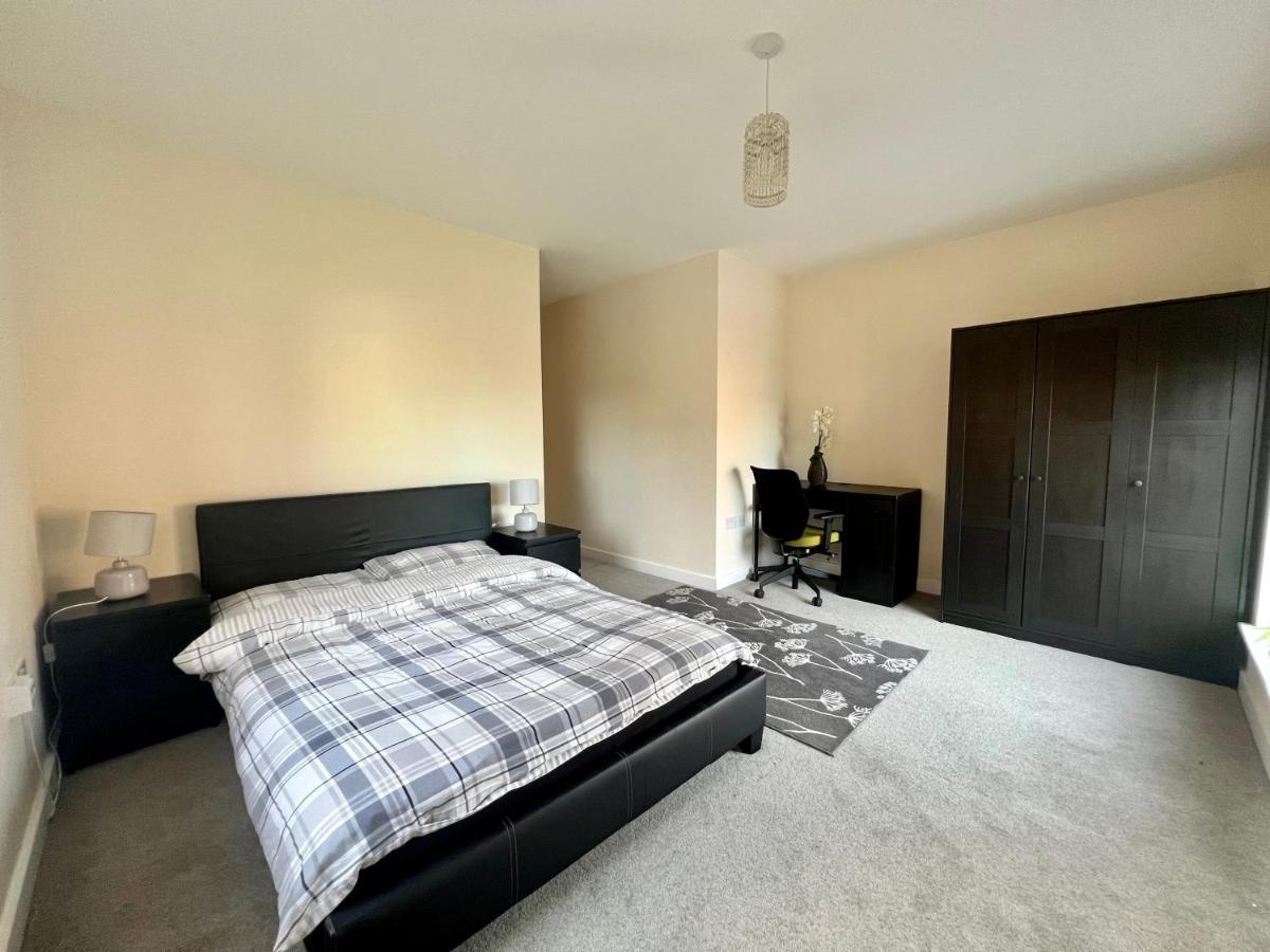 Holiday home Spacious 2-bedroom House With Free Parking *