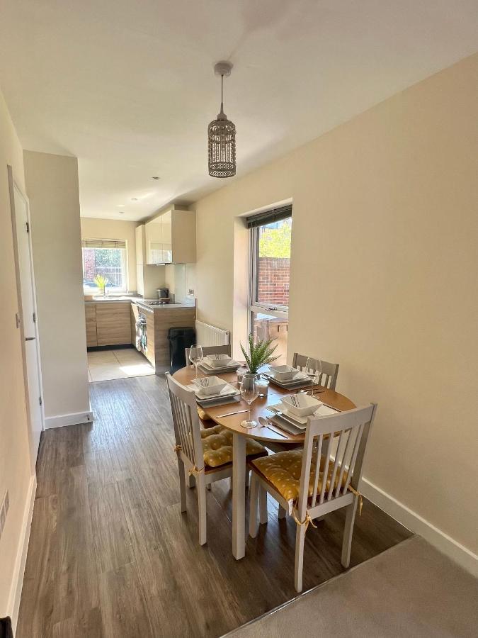 Holiday home Spacious 2-bedroom House With Free Parking Chatham (Kent)